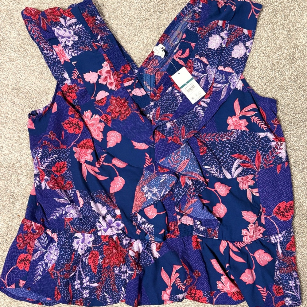 Sophia Vergara top, 5X, v-neck, floral, NWT, fits like a 3X